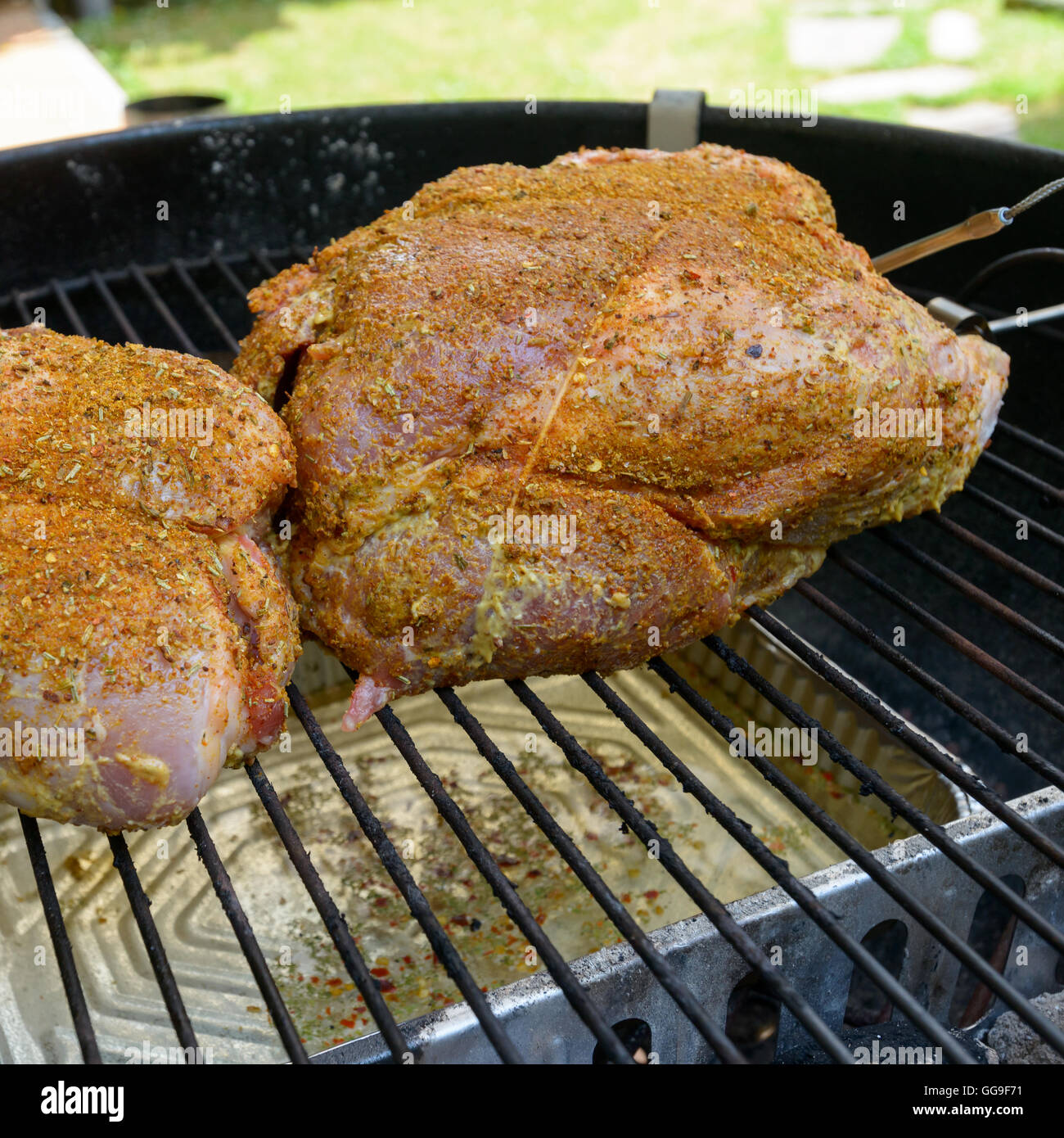 Gezogen Schweinefleisch kochen und Grillen in einem Grill Stockfoto