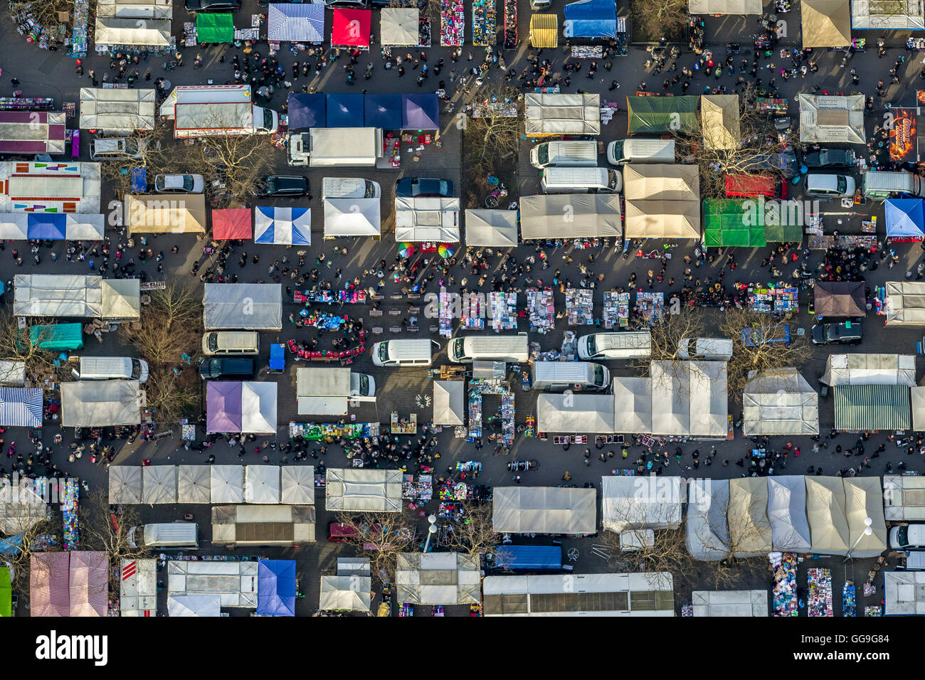 Sonntags flohmarkt auf dem parkplatz Fotos und Bildmaterial in hoher Auflösung Alamy