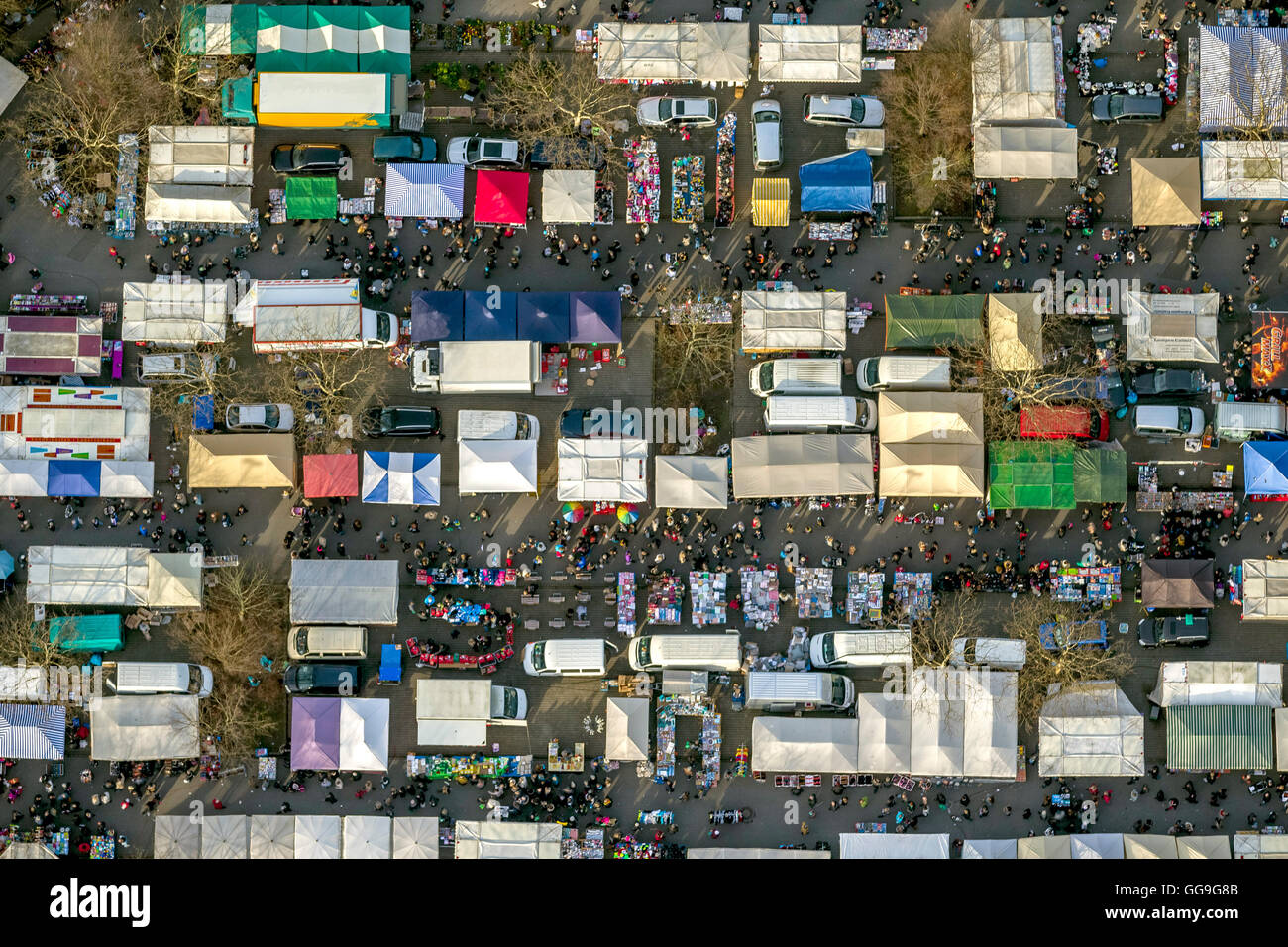 Sonntags flohmarkt auf dem parkplatz Fotos und Bildmaterial in hoher Auflösung Alamy