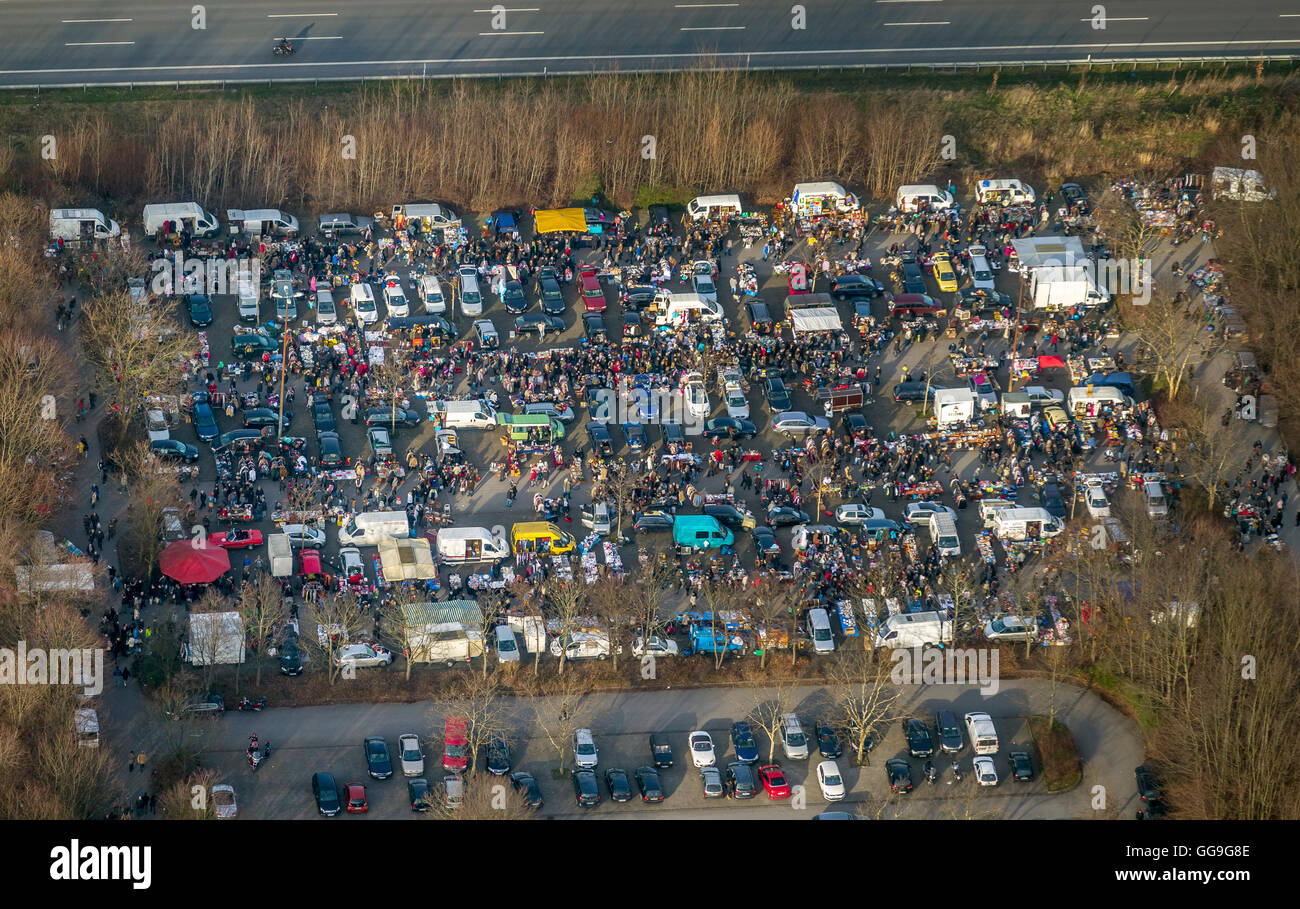 Luftaufnahme des SonntagsFlohmarkt auf dem Parkplatz der Universität Dortmund, Stände