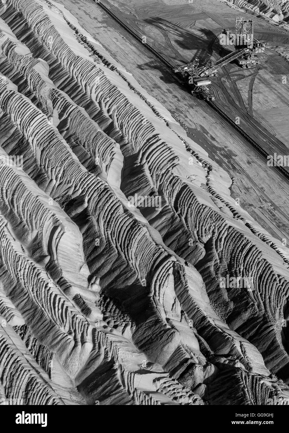 Luftaufnahme, Hambacher Tagebau Grube Braunkohle Hambach, Braunkohle, Böschungen, Braunkohle Raupenbagger, Niederzier, Elsdorf Stockfoto