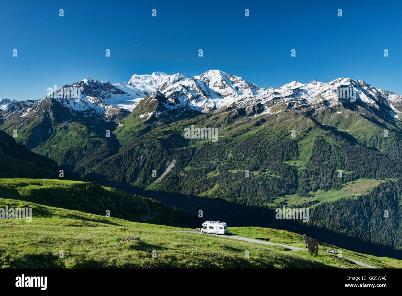 Weltweit beste Übernachtungsplatz, RV parken mit Blick auf den Grand Combin über dem Val de Bagnes, Verbier, Schweiz Stockfoto