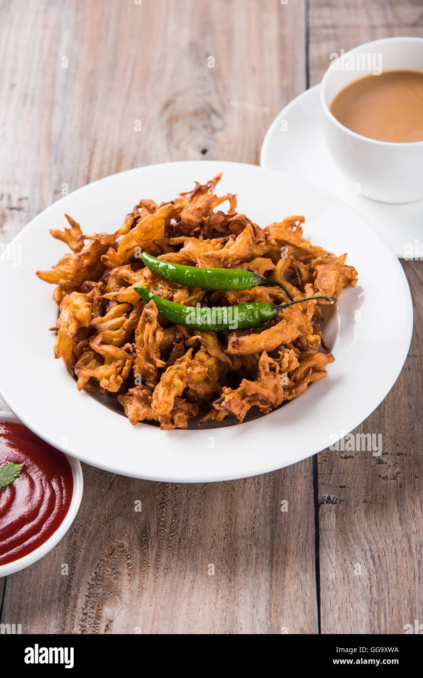Knusprige Zwiebel Bhaji oder Kanda Bhaji oder gebratenen Zwiebeln ...
