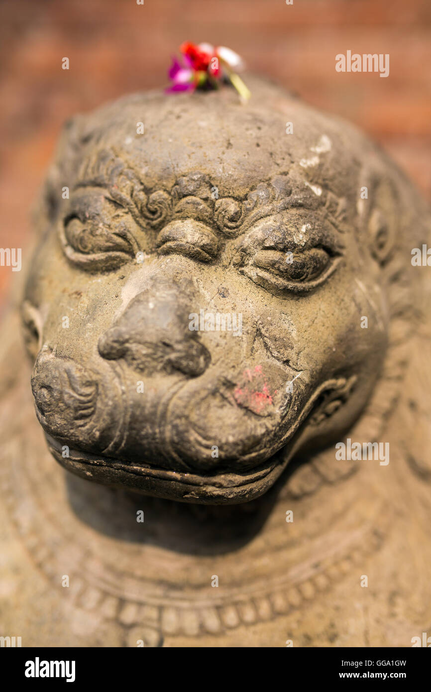 Stein schnitzen eines Löwen in Bhaktapur Durbar Square, Nepal Stockfoto