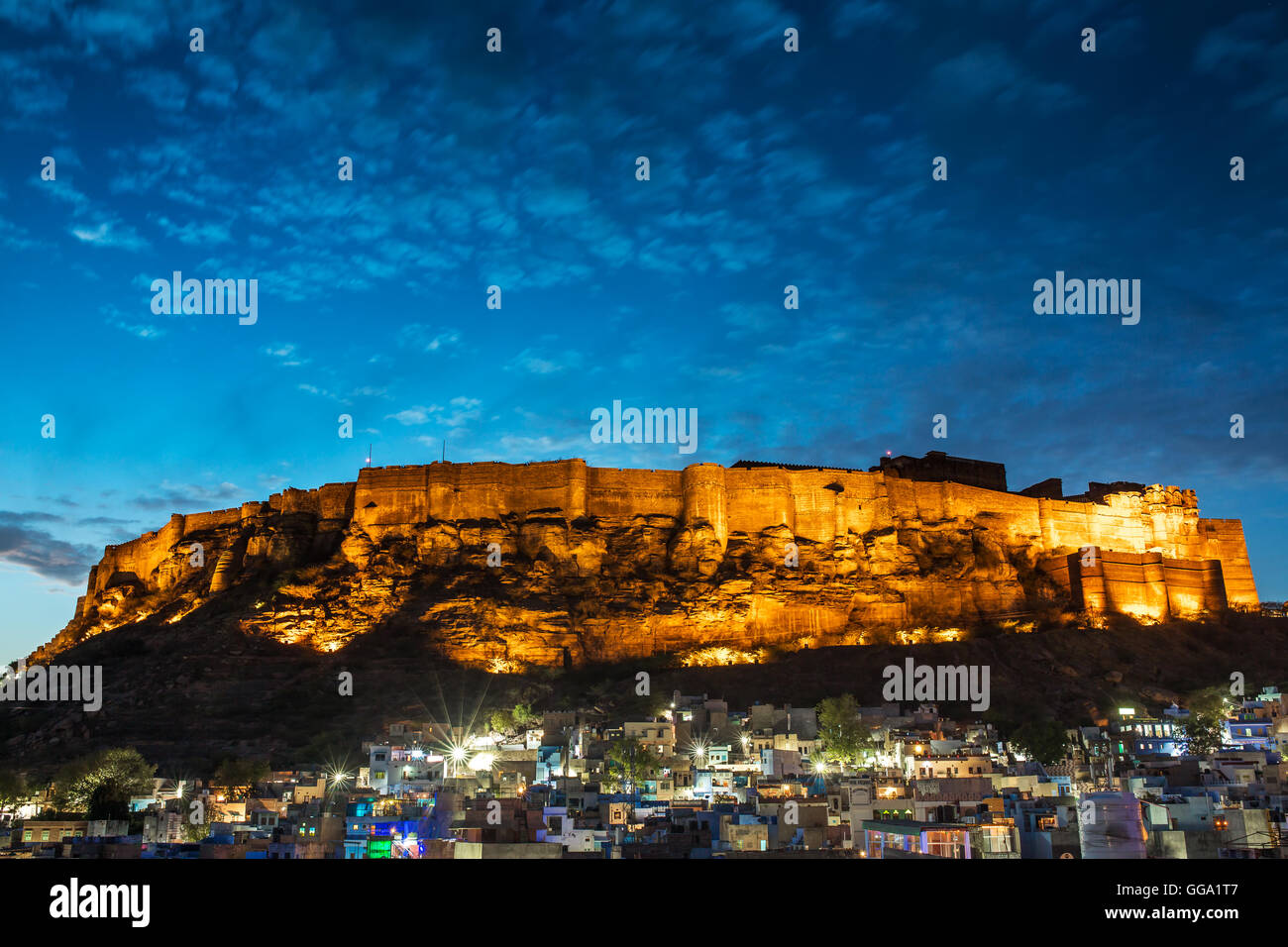 Blaue Stadt und Mehrangarh Fort auf dem Hügel in der Nacht in Jodhpur, Rajasthan, Indien Stockfoto