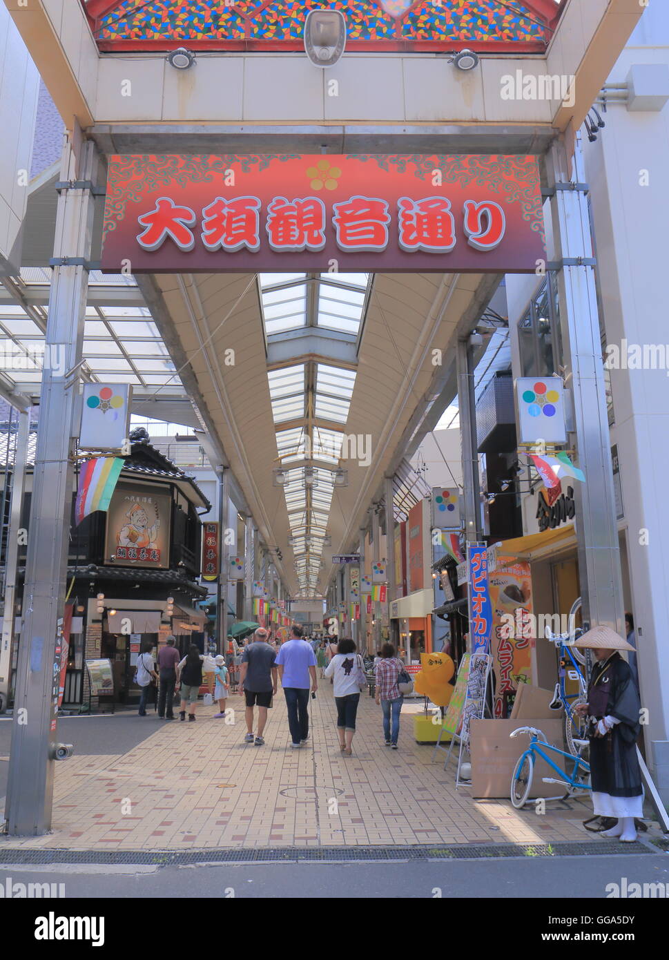 Menschen-Shop im Osu Kannon Einkaufspassage in Nagoya Japan. Stockfoto