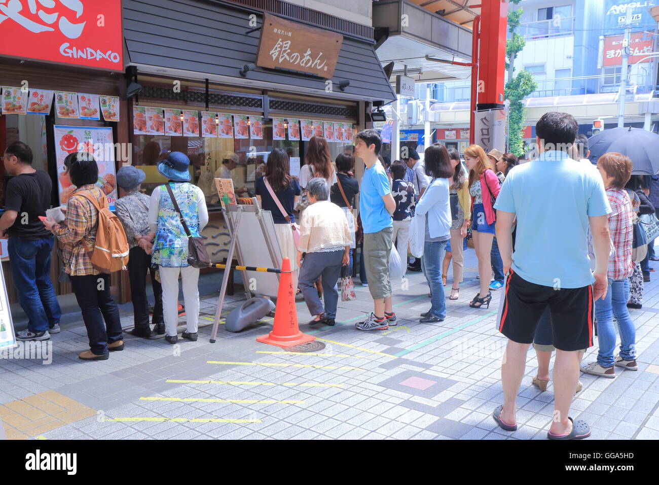 Menschen-Warteschlange, Taiyaki am Osu Kannon Einkaufspassage in Nagoya Japan zu kaufen. Stockfoto