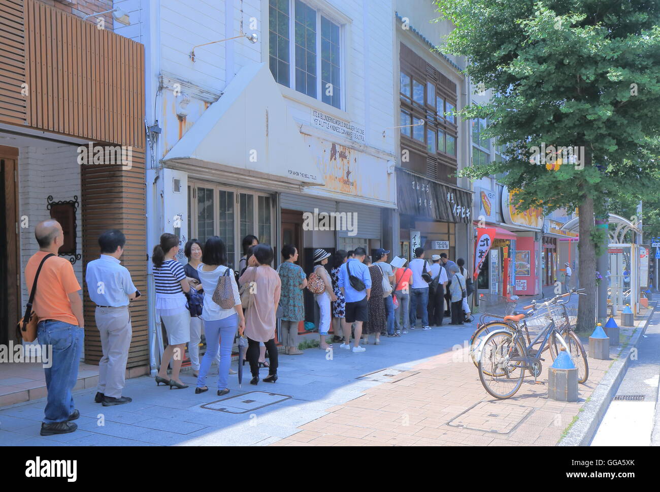 Menschen in die Warteschlange im beliebten Aal Restaurant in Nagoya Japan. Stockfoto