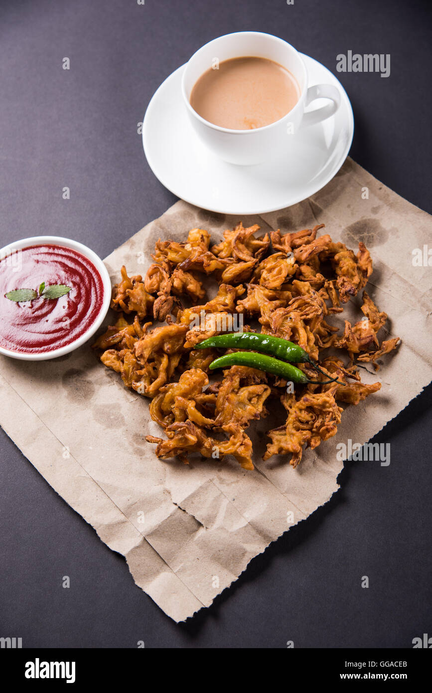 Knusprige Zwiebel Bhaji oder Kanda Bhaji oder gebratenen Zwiebeln ...
