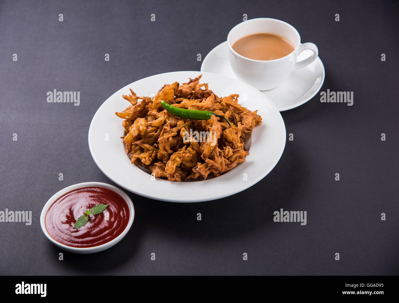 Knusprige Zwiebel Bhaji oder Kanda Bhaji oder gebratenen Zwiebeln ...