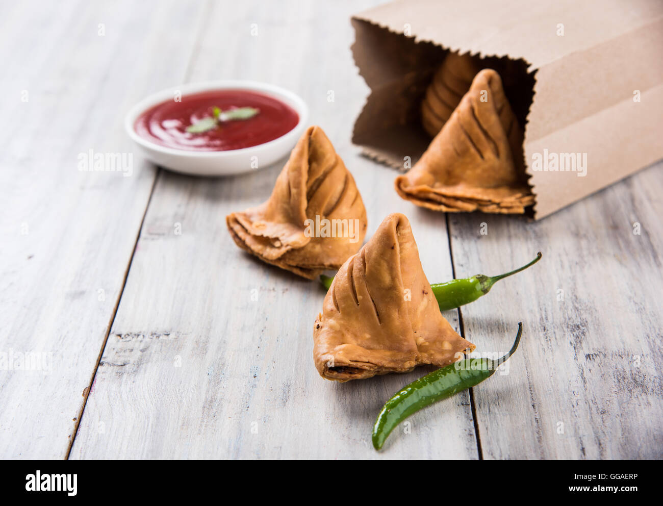 Samosa-Snack mit Tomaten-Ketchup und heißen Tee, frische Samosas mit Ketchup und bereit zum Frühstück heißen chai Stockfoto
