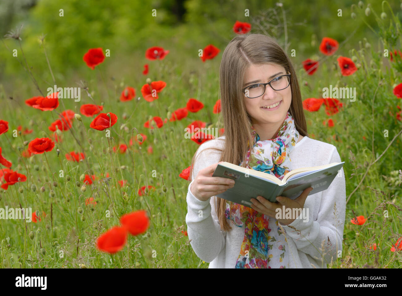Mädchen Lesen eines Buches in der Natur Stockfoto
