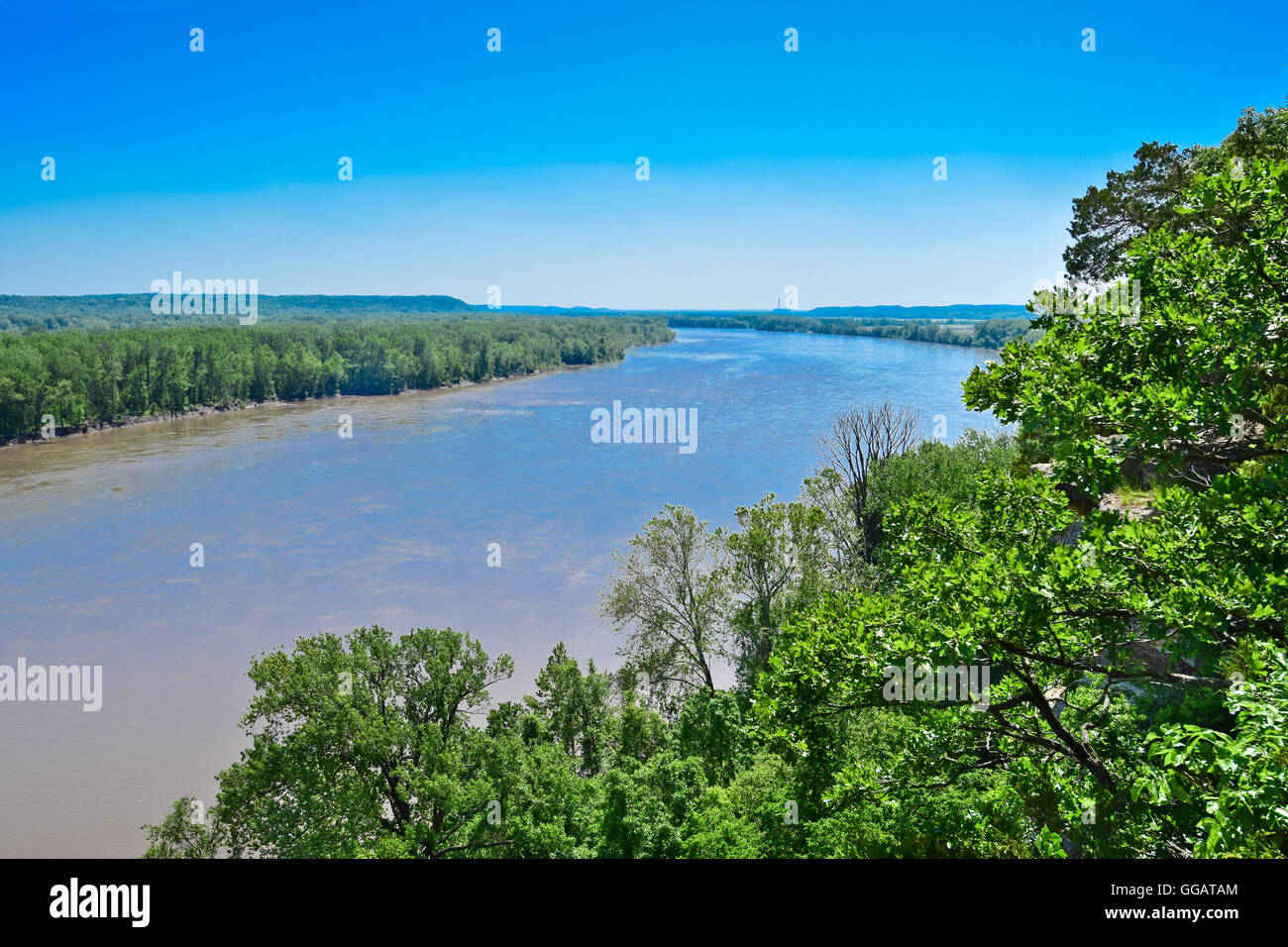 Missouri Fluß mit Wald im Frühjahr Stockfoto