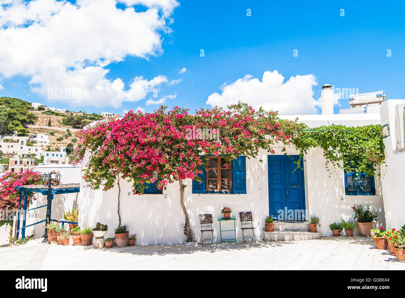 Weißes Haus mit wunderschönen Blume in Lefkes, Paros, Griechenland