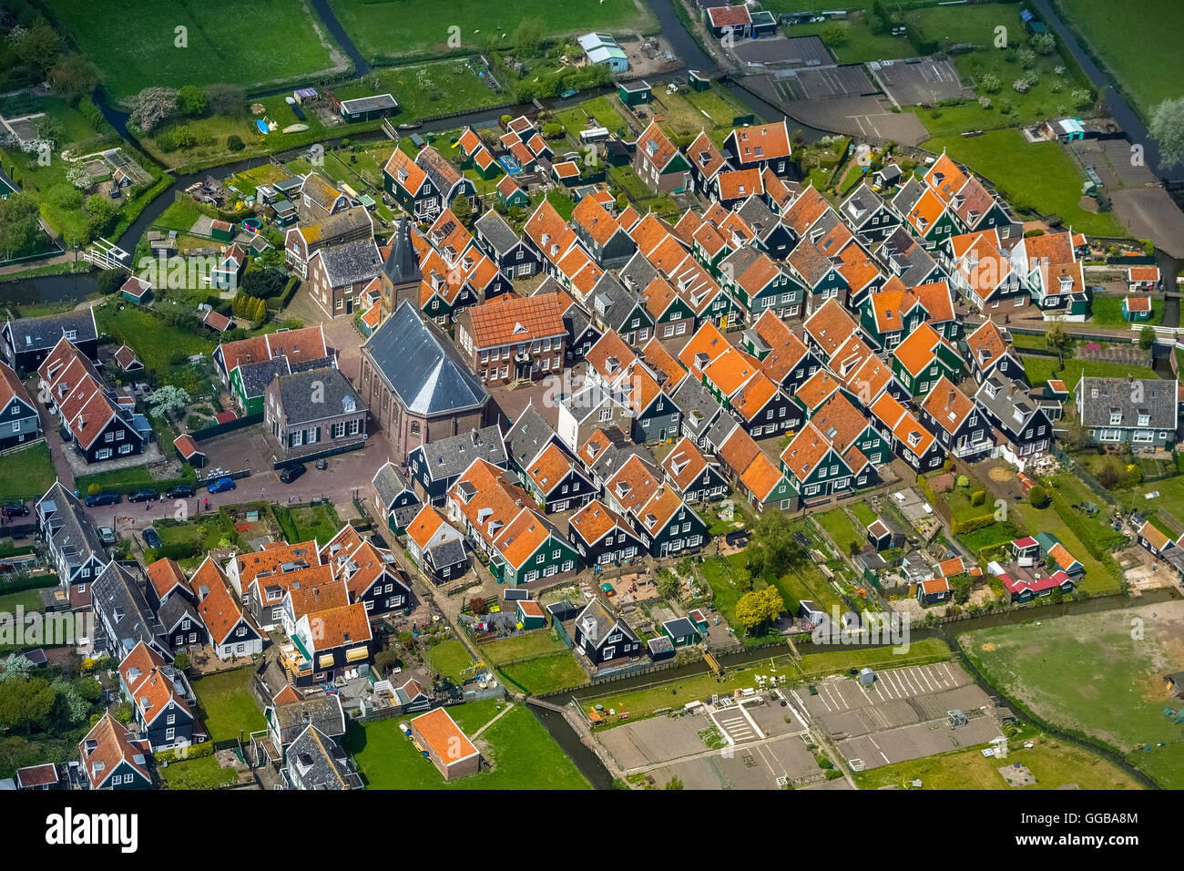 Luftaufnahme, Insel Marken, mit kleinen Fischerhäusern und die Stadtkirche, roten Dächern Marken, kleinen holländischen Häusern, wies Giebel Stockfoto