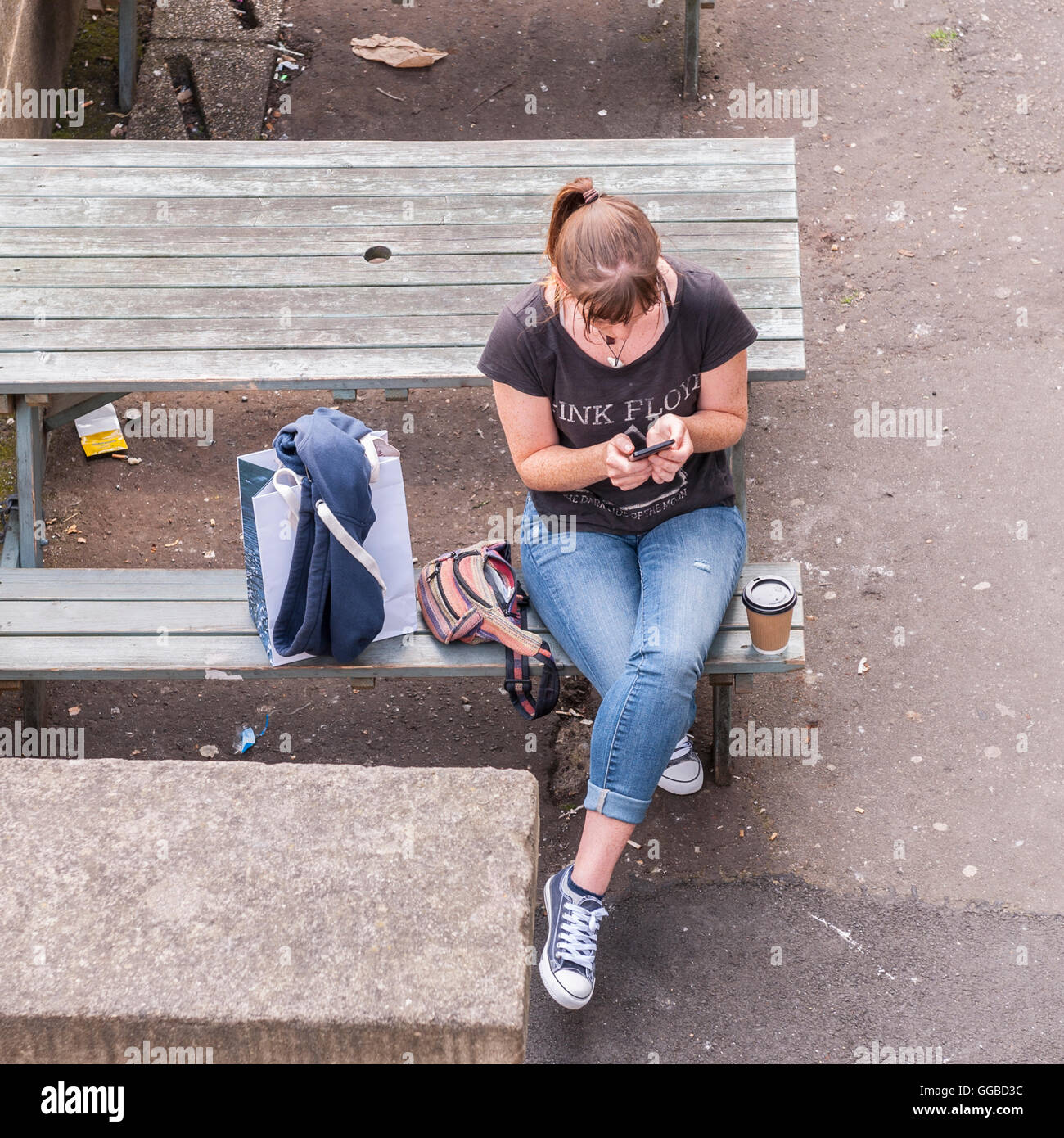 Ein Mädchen auf ihrem Mobiltelefon im Vereinigten Königreich Stockfoto