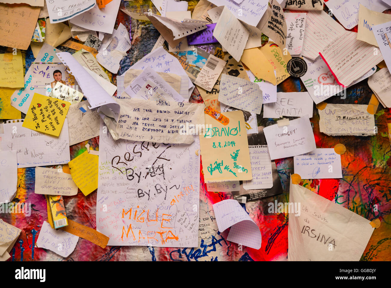 Notizen mit Wünsche und Anfragen, John-Lennon-Mauer, Prag Stockfoto
