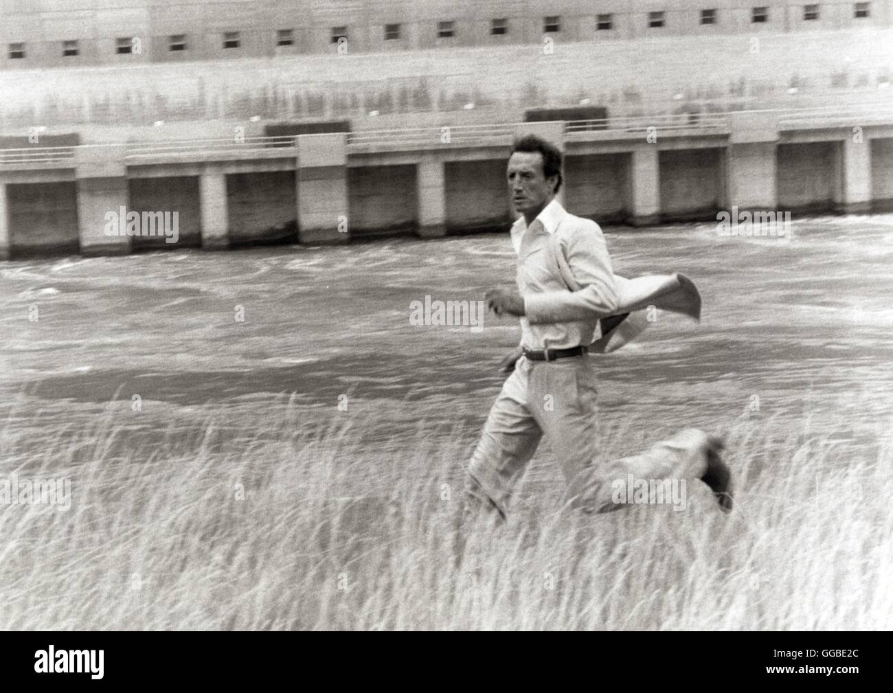 BEOBACHTENDES UMARMUNG umarmen letzte USA 1979 Jonathan Demme gelöst das Geheimnis von einem bedrohlichen Death Note, Harry Hannan (ROY SCHNEIDER) Rennen durch eine Wiese angrenzend zu den Niagara Fällen. Regie: Jonathan Demme aka. Letzte Umarmung Stockfoto