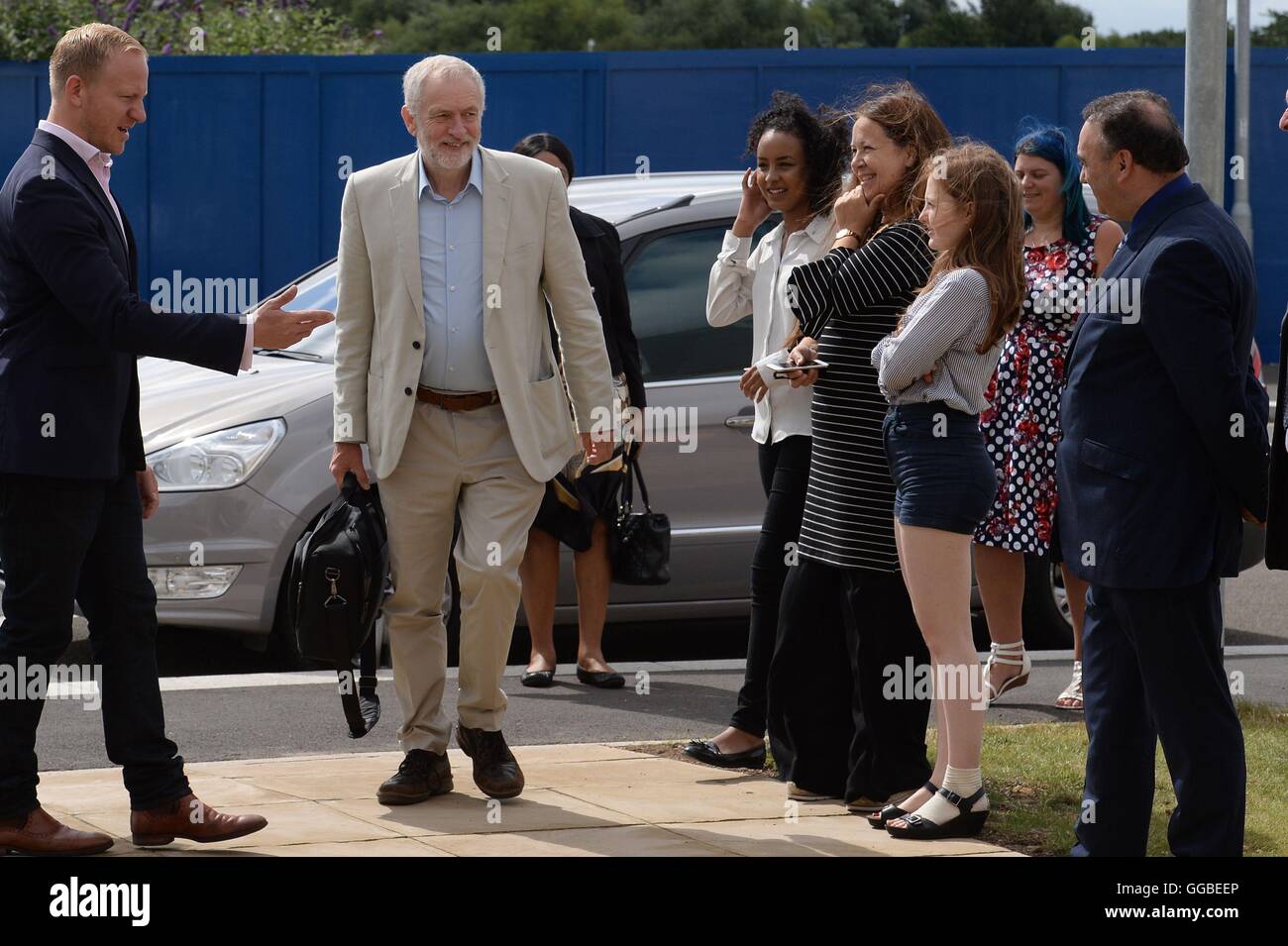 Labour-Partei Führer Jeremy Corbyn kommt für einen Besuch in London East Business und Technical Park in Dagenham, Ostlondon. Stockfoto