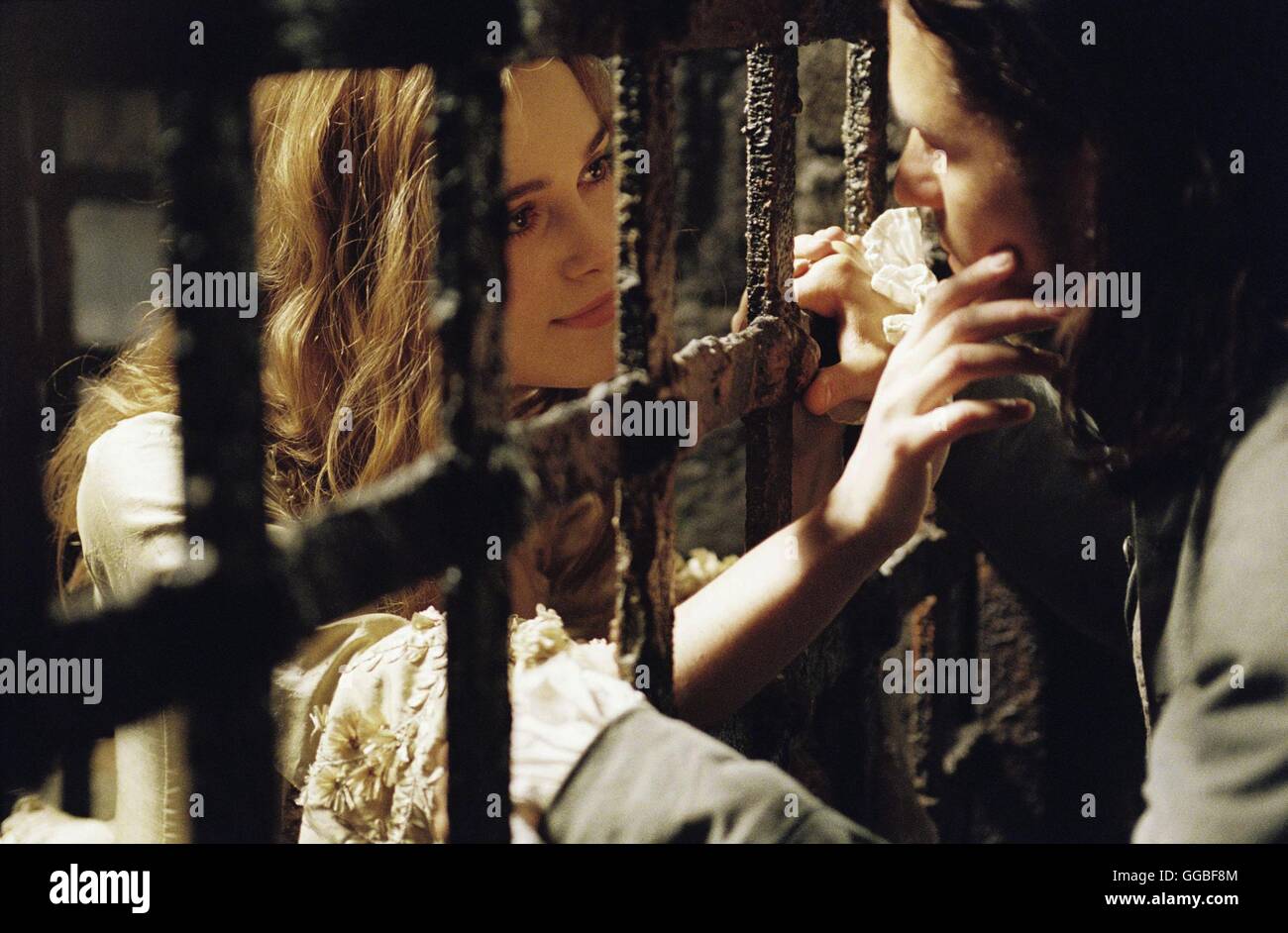 PIRATES OF THE CARIBBEAN - FLUCH DER KARIBIK 2 / Pirates of the Caribbean - Dead Man Brust USA 2006 / Gore Verbinski Elizabeth Swann (KEIRA KNIGHTLEY) und Will Turner (ORLANDO BLOOM) Regie: Gore Verbinski aka. Pirates of the Caribbean - Fluch der Karibik Stockfoto