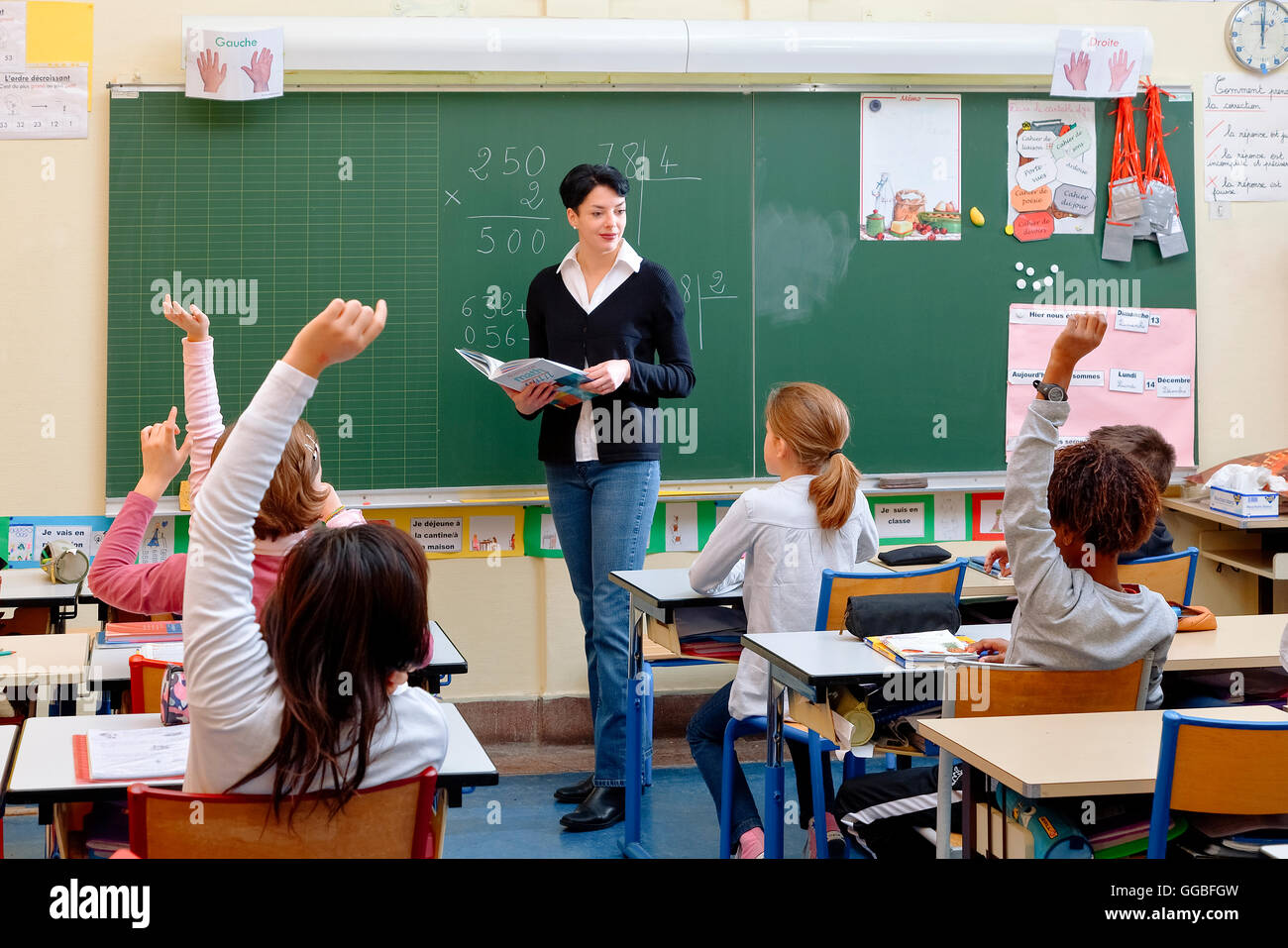 Porträt von fleißigen Schüler und ihre Lehrer sprechen im Unterricht Stockfoto