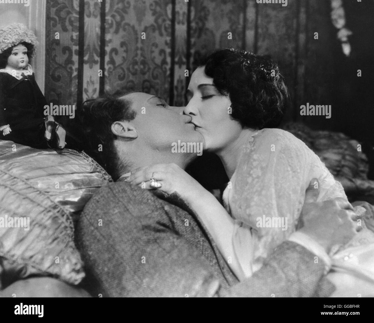 DIE Menge / USA 1928 / King Vidor Johnny Sims (JAMES MURRAY) und Mary (ELEANOR BOARDMAN) Regie: King Vidor Stockfoto