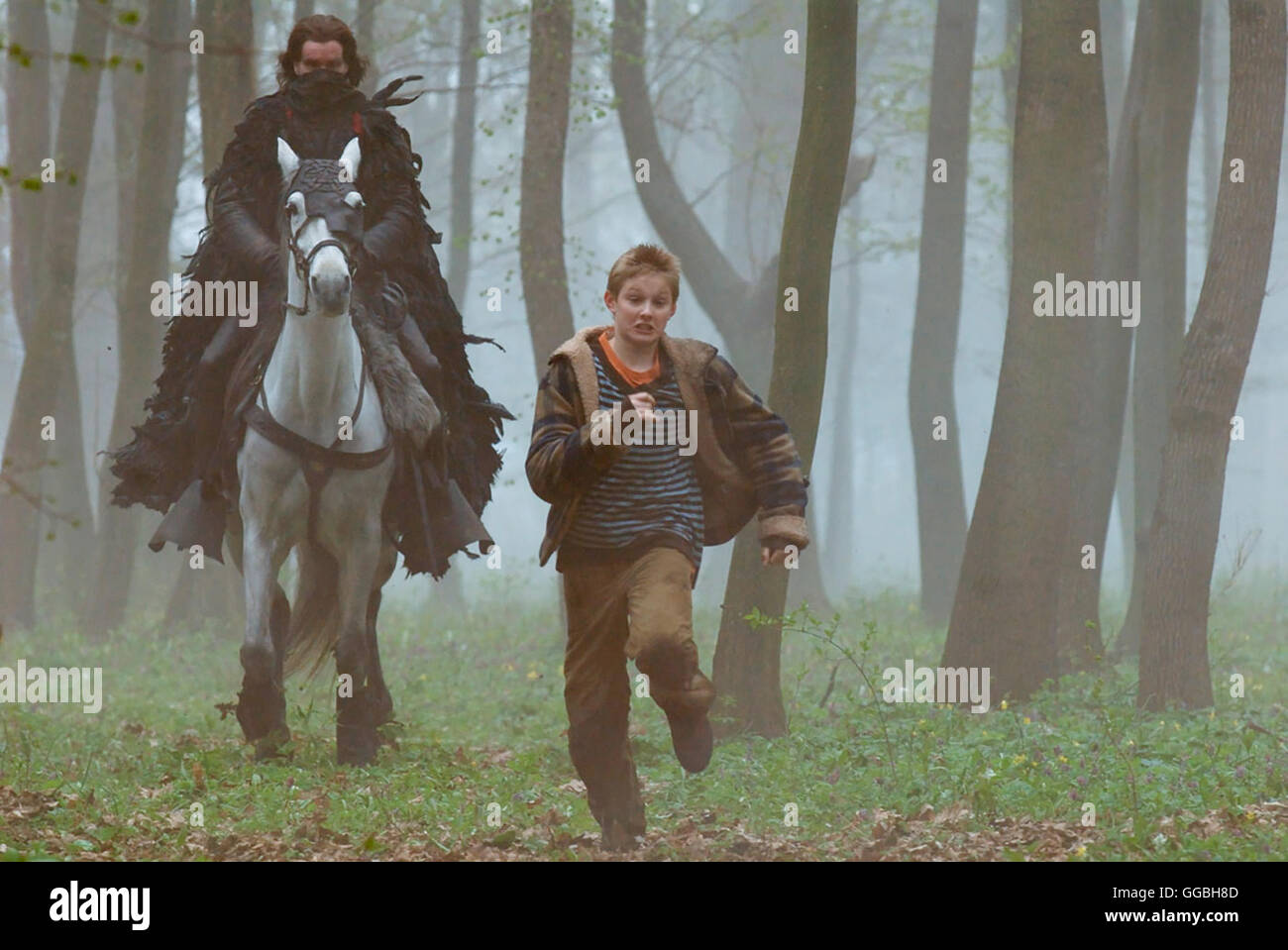 Wintersonnenwende - Die Jagd Nach Den Sechs Zeichen des Lichts / der Reiter (CHRISTOPHER ECCLESTON) und Will Stanton (ALEXANDER LUDWIG) Regie: David L. Cunningham aka. Der Sucher: Die Dunkelheit steigt Stockfoto