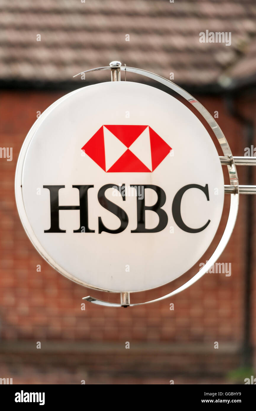 Beschilderung und Scheck Bücher mit Logo von der HSBC Bank. Stockfoto