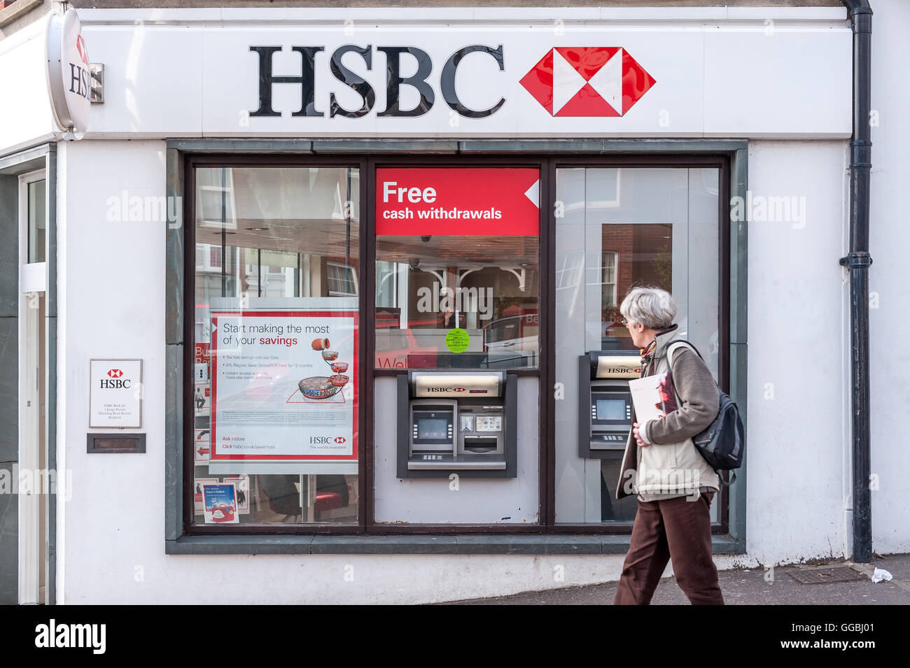 Beschilderung und Scheck Bücher mit Logo von der HSBC Bank. Stockfoto