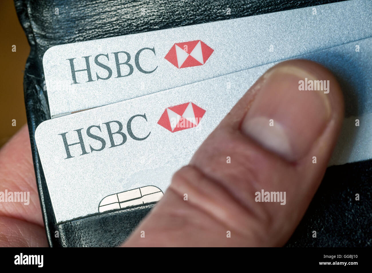 Beschilderung und Scheck Bücher mit Logo von der HSBC Bank. Stockfoto