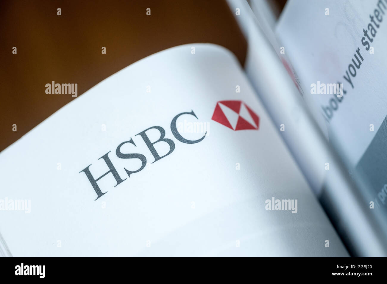Beschilderung und Scheck Bücher mit Logo von der HSBC Bank. Stockfoto