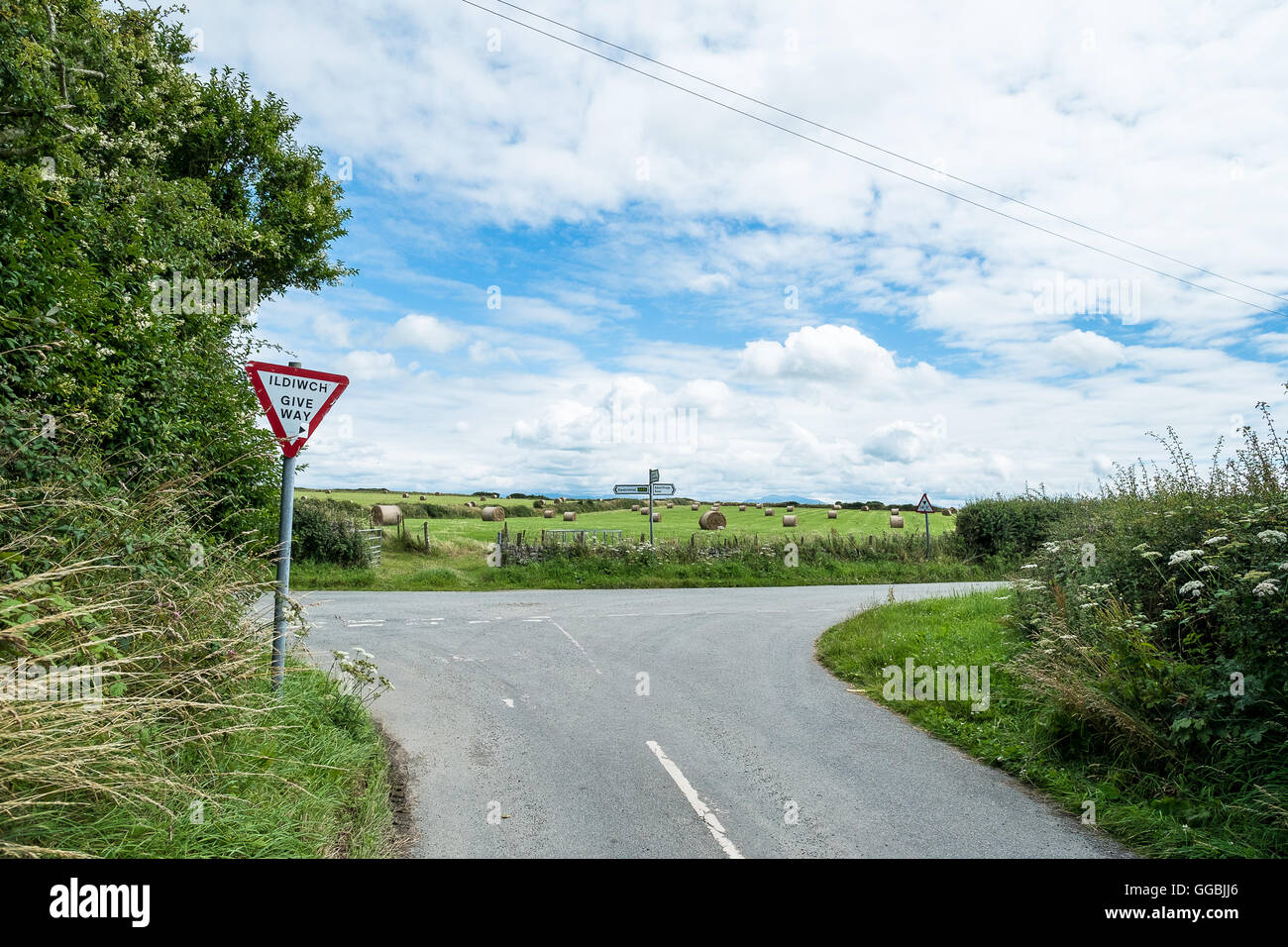 Geben Sie Wege Schild an einer t-Kreuzung auf einer B-Straße im Inneren des Anglesey, Mona Mam Cymru, North Wales, UK, Stockfoto