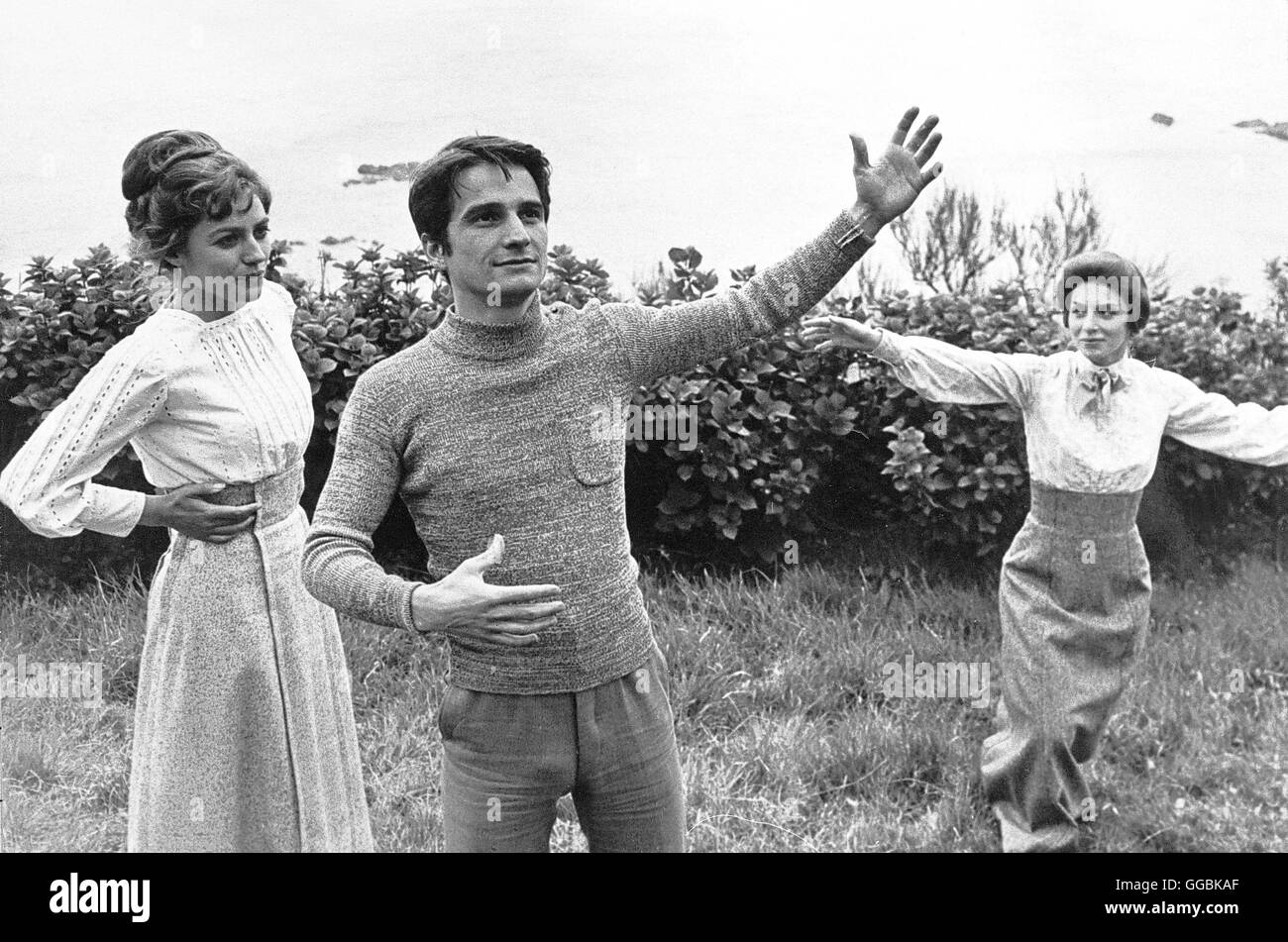 ZWEI MÄDCHEN AUS WALES UND sterben LIEBE ZUM KONTINENT / Les Deux Anglaises et le Kontinent Frankreich 1971 / Francois Truffaut Claude Roc (JEAN-PIERRE LÉAUD), Ein Junger Franzose, Verbringt seine Ferien Bei Den Englischen Schwestern Ann (KIKA MARKHAM, Links) und Muriel (STACEY TENDETER). Sterben Sie Drei Marketingwettbewerb Eine Innige Freundschaft, BIZ Sich Claude in Muriel Verliebt. Regie: Francois Truffaut aka. Les Deux Anglaises et le Kontinent Stockfoto