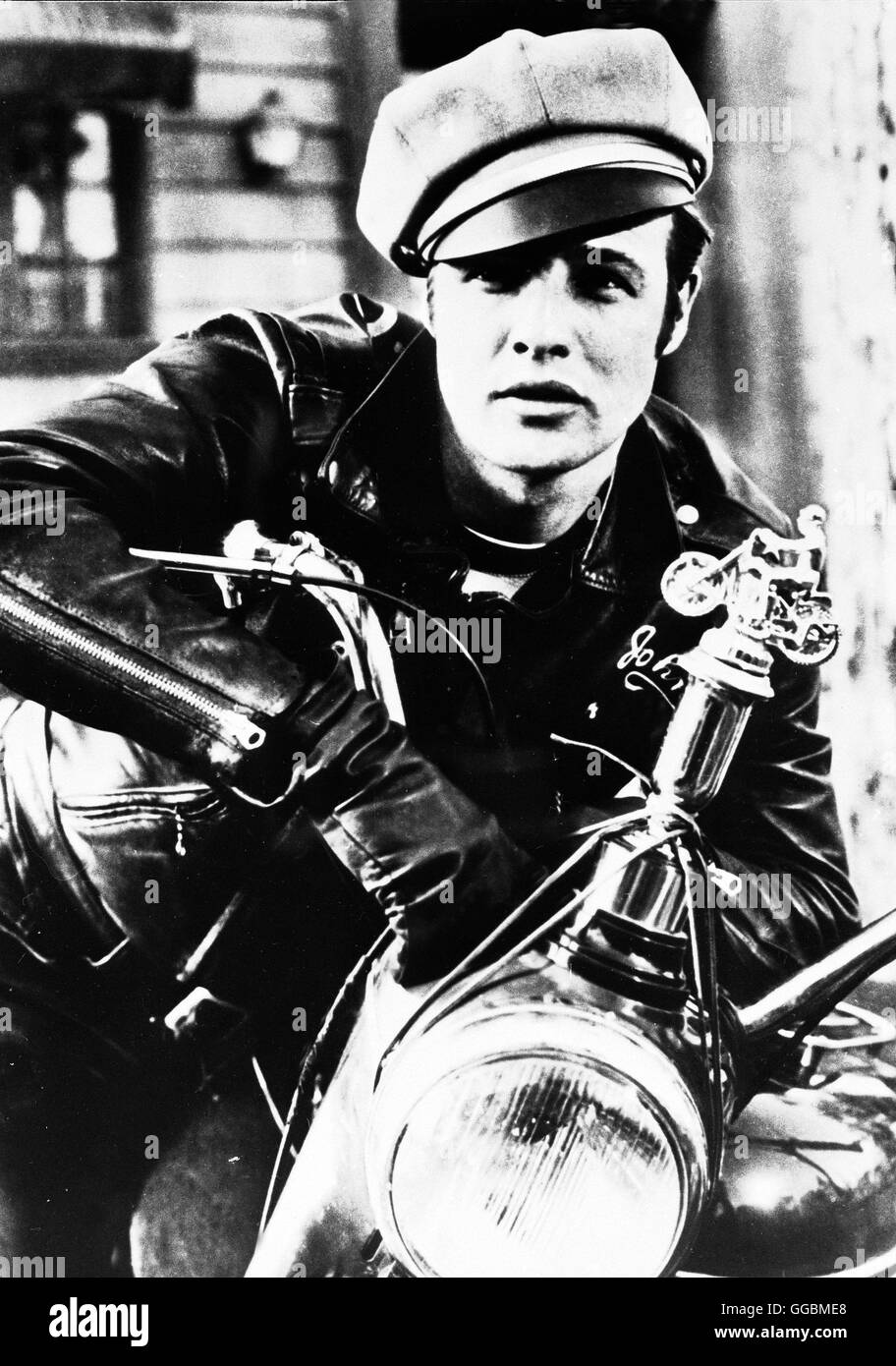 DER WILDE / THE WILD ONE USA 1953 / Laslo Benedek Marlon Brando als Johnny,  Motorrad, Motorradkappe, Lederjacke, Regie: Laslo Benedek aka. THE WILD ONE  Stockfotografie - Alamy