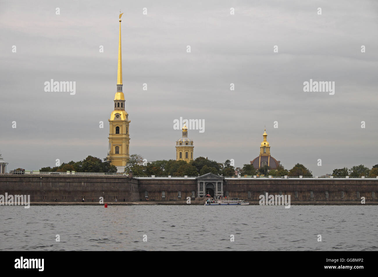Spire & Kuppeln der Kathedrale des Heiligen Petrus & Paul, Festung des Heiligen Petrus & Paul gesehen über Newa, Sankt Petersburg, Russland. Stockfoto