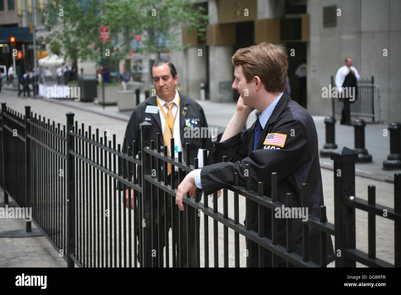 New York Stock Broker auf Straße für eine Pause Stockfoto