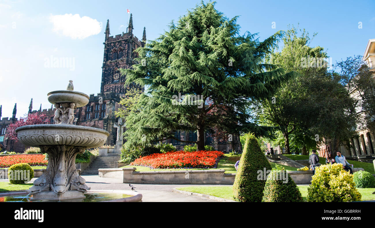 Schöne Aussicht auf St. Peter Kirche und formale Gärten mit einem bürgerlichen Brunnen in Wolverhampton an einem sonnigen Sommertag Stockfoto