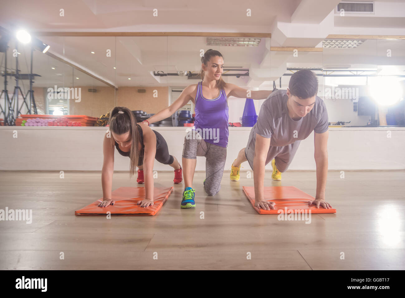 Fitness Instruktor Ausbildung Push-up-Gruppe drei Personen gym Stockfoto
