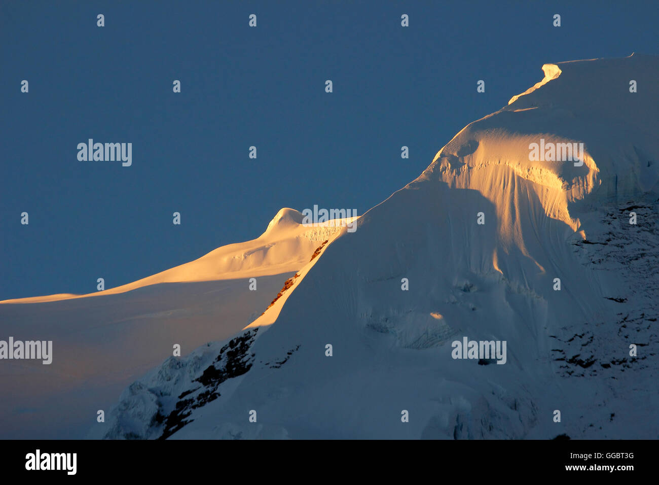 Erste Licht fängt Schneefelder des Mera Peak Stockfoto