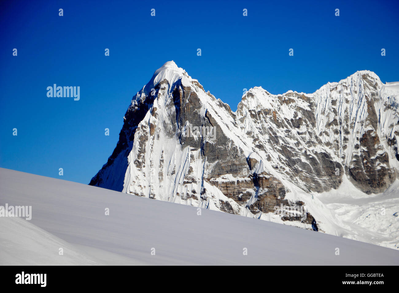 Schneebedeckte Gipfel des Systems der Mera Gipfel im Himalaya Stockfoto