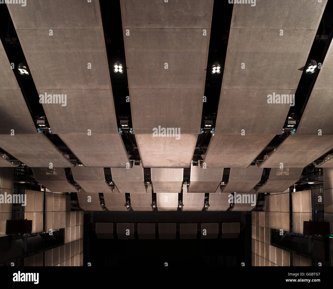Akustische Deckenplatten. Sadler es Wells Theatre Auditorium, London, Vereinigtes Königreich. Architekt: RHWL Architects, 1998. Stockfoto