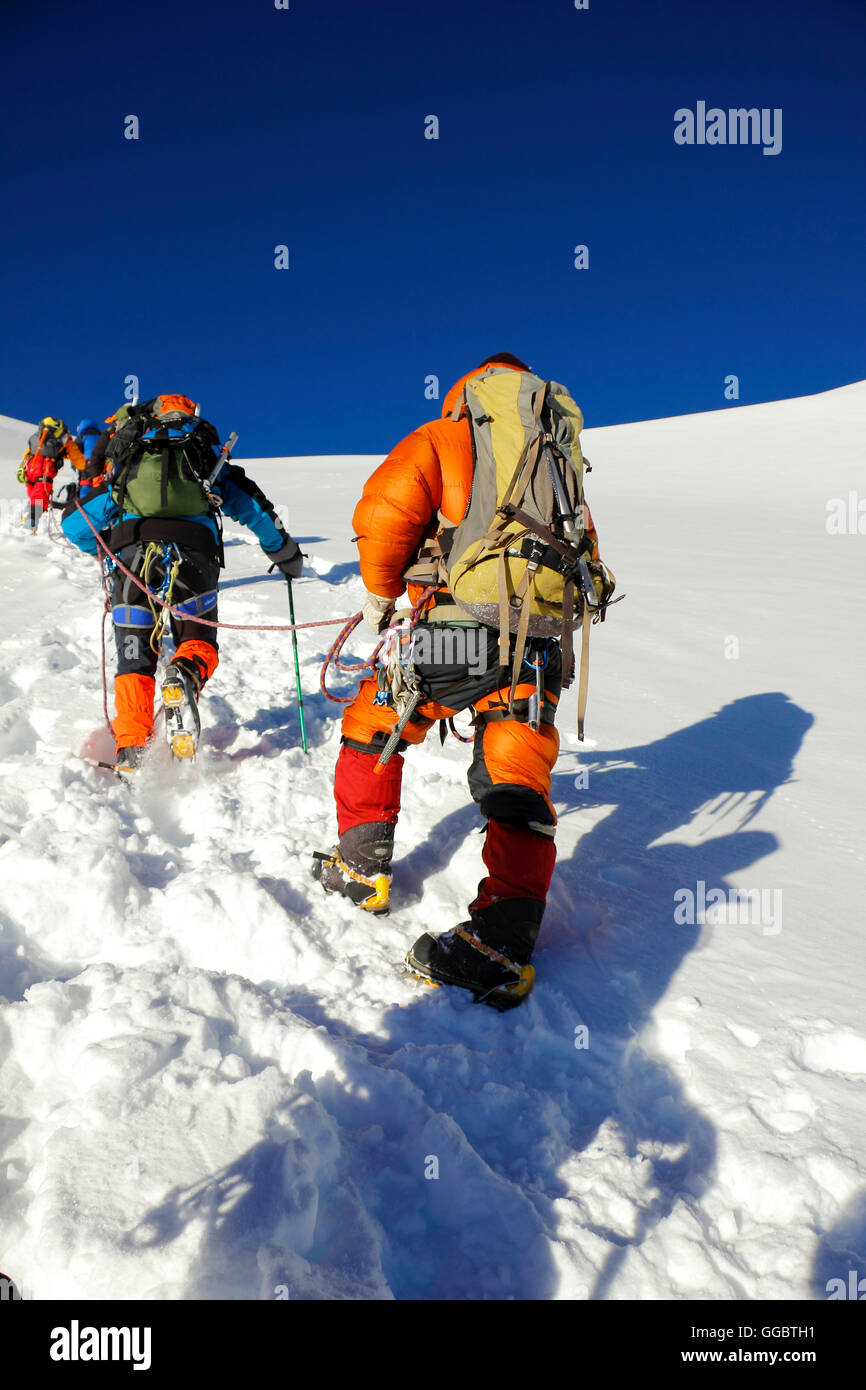 Kletterer angeseilt unterwegs auf - Mera Peak Stockfoto