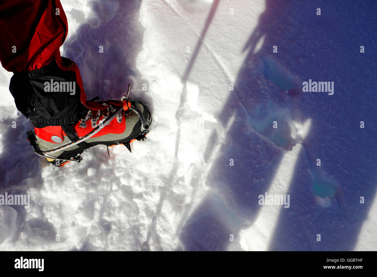 Bergsteiger Stiefel und Steigeisen im Tiefschnee - Mera Peak Stockfoto