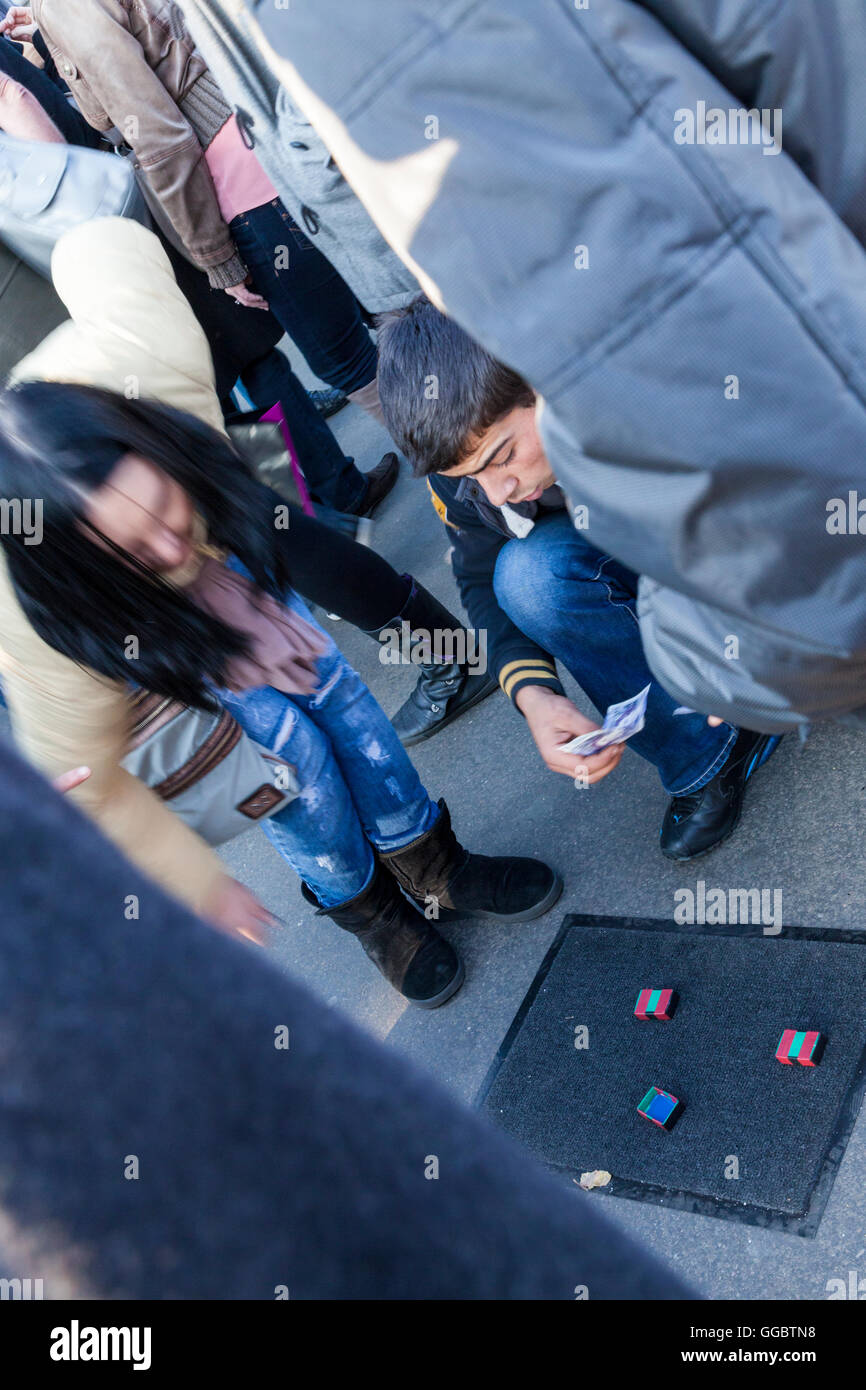 Illegales Glücksspiel auf der Straße, London, England, UK Stockfoto