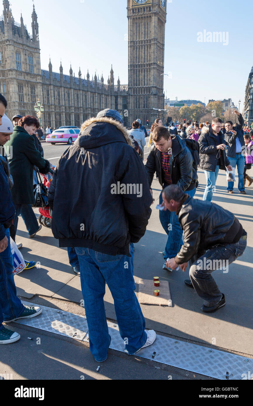 Illegales Glücksspiel auf der Straße, London, England, UK Stockfoto