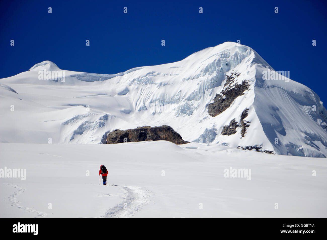 Klaren Tagen als ein einsamer Kletterer in Schneefelder auf Route Hochlager - Mera Peak tote Links im Bild Stockfoto