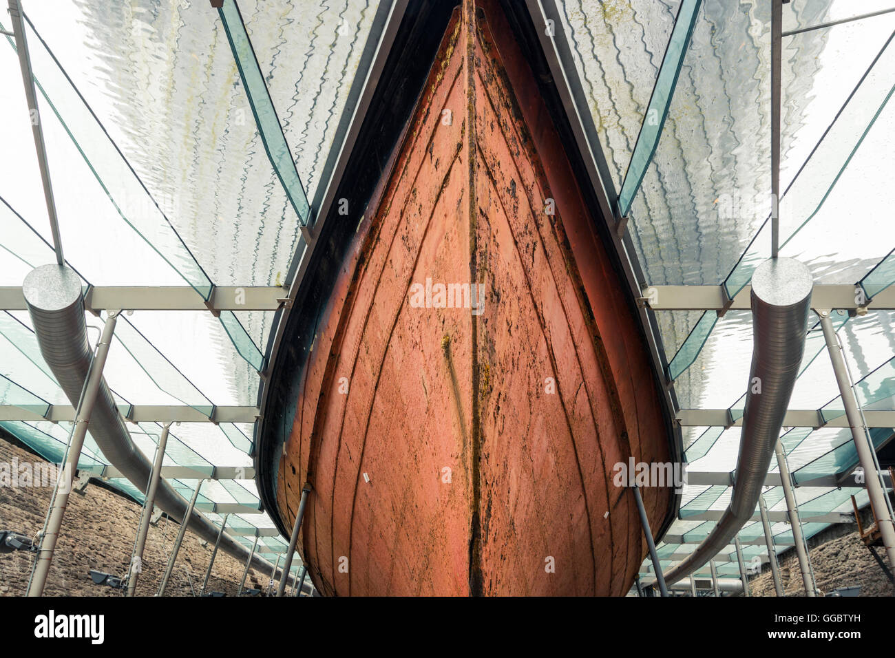 Unter dem "falschen" Meer Blick auf den Rumpf von Brunels SS Great Britain jetzt ein Museum im historischen Harbourside Bristols Stockfoto