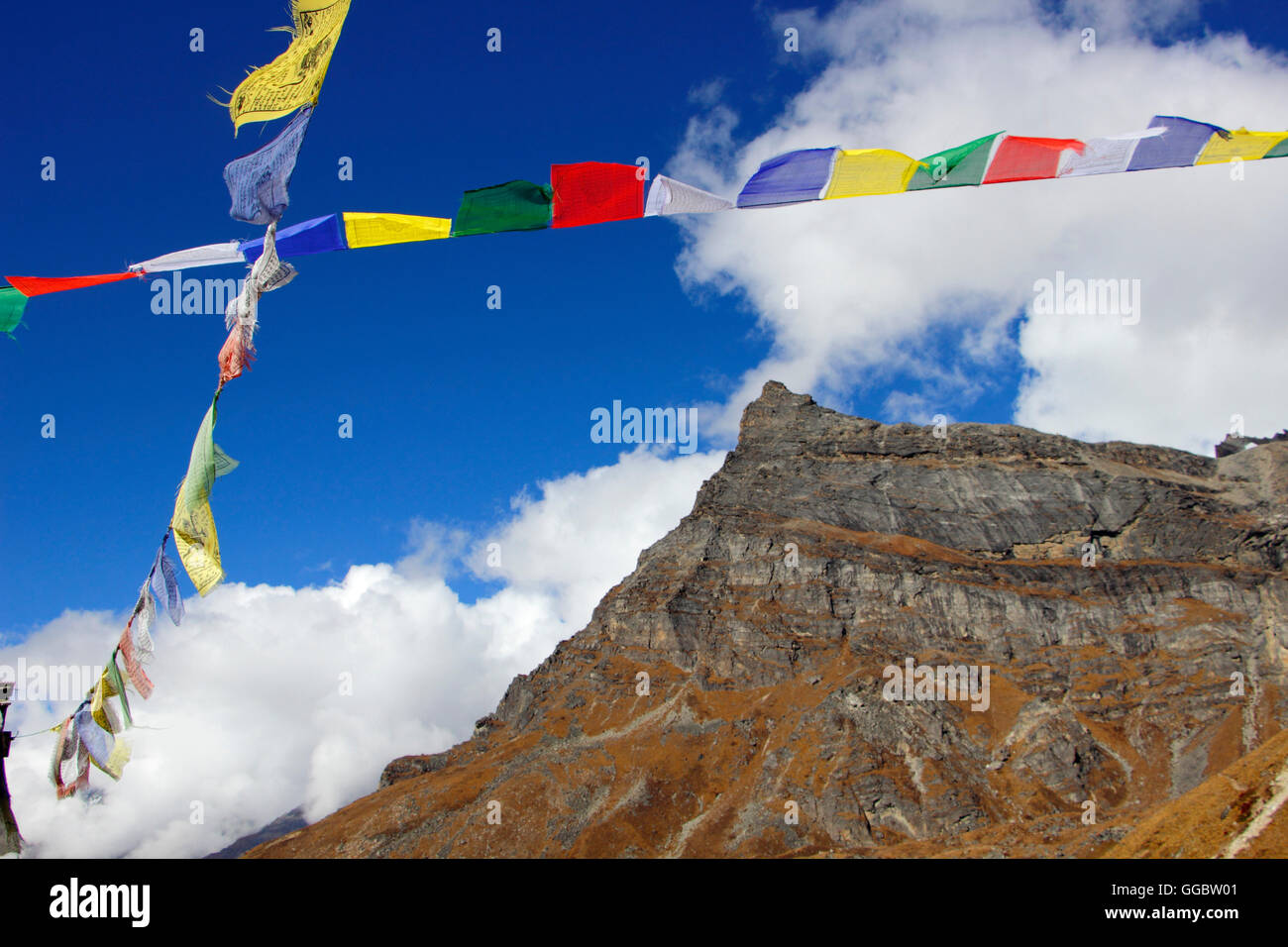 Blick auf tibetische Gebetsfahnen aus Khare Camp - Unkown Berggipfel im Hintergrund Stockfoto