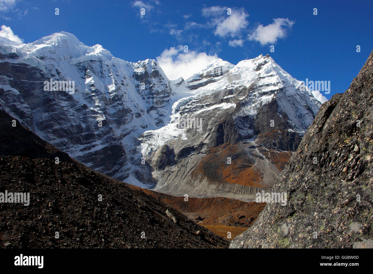 Blick auf Tal entlang desent Weg nach Tangnag aus Khare - Mera Berg System zurückfallen Stockfoto