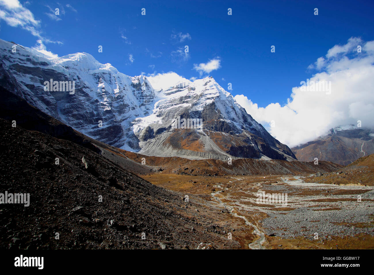 Blick auf Tal entlang desent Weg nach Tangnag aus Khare - Mera Berg System zurückfallen Stockfoto